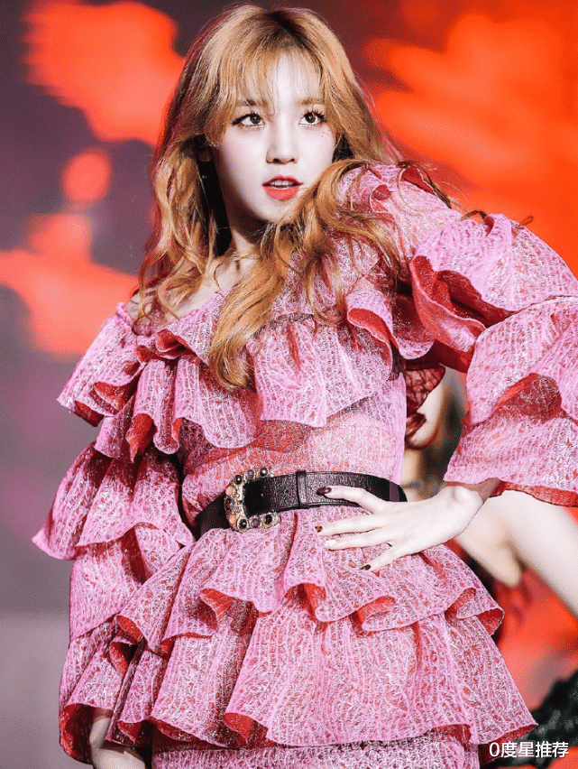 「宋雨琦」宋雨琦一直留卷发原因公开，看她将长发拉直后：圈内女星谁能比