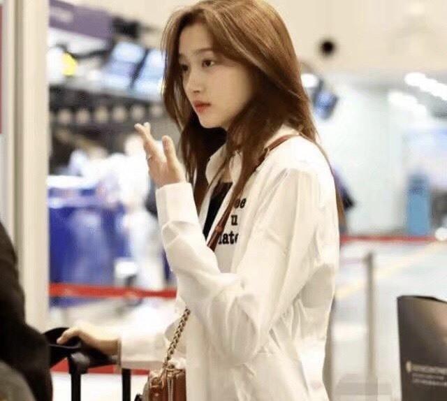 【关晓彤】关晓彤把“无痕裤”带火了！坐行李箱上凹造型，腿长1.8的视觉感