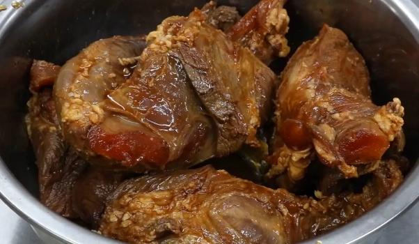 #酱牛肉#聚宝源63岁老厨师祖传酱牛肉“三酱三泡”秘制配方，200斤不够卖