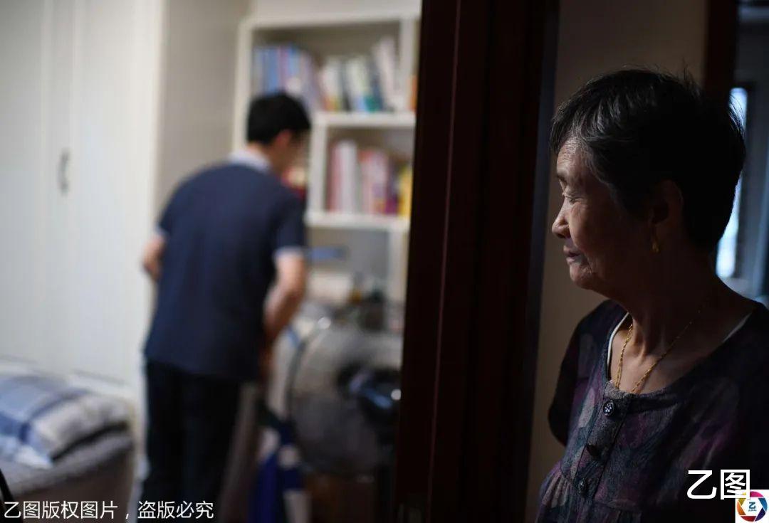 乙图|援鄂护士送儿子到武汉报到，被鲜花和记者包围，儿子被阵势吓懵了