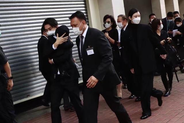 何猷君|论抢镜：赌王葬礼何猷君不仅穿增高鞋，连8个月大儿子口罩都摘了