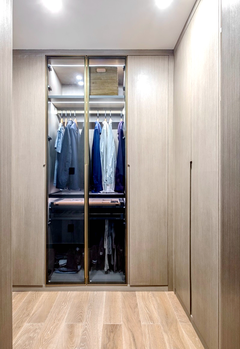 ▲125平三室两厅轻奢风案例，金属门质感与隐形式开槽拉手，超实用