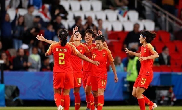中国女足■太疯狂!中国女足1-1男足,贾秀全和队员不满意:能胜韩国女足?