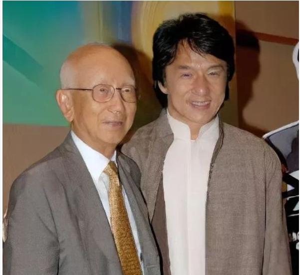 ▲成龙玉石收藏之路：从刚开始买的一堆假玉，到现在坐拥的20亿藏品