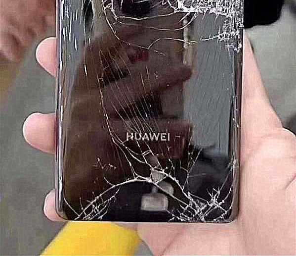 华为Mate40Pro|华为Mate40Pro首碎！网友：看着都心疼