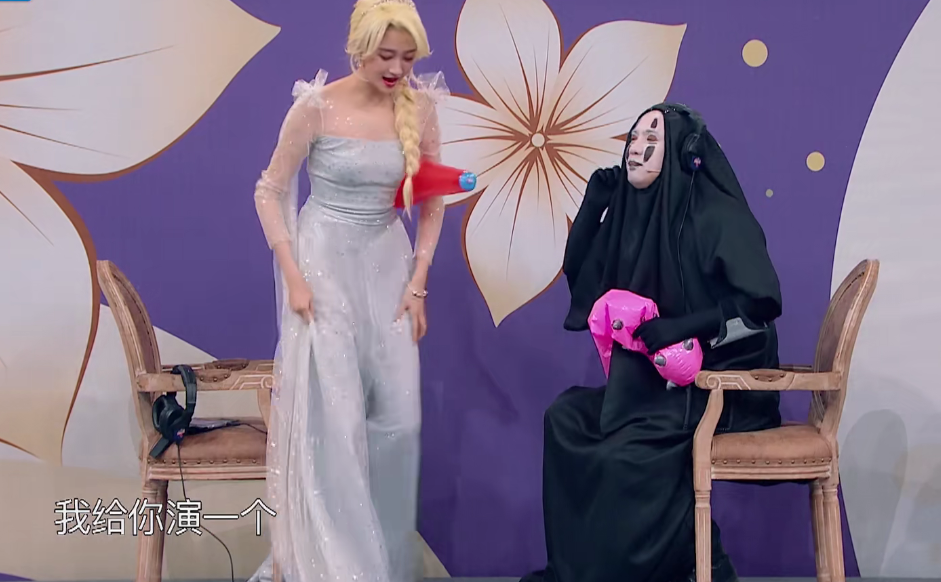 『关晓彤』女星合作一次后有多熟？关晓彤玩游戏，一路冲到台下小爽直接抱着她