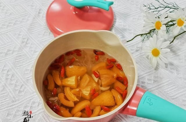 「枇杷」5月最该吃这水果，我家一买就是5斤，用来煲糖水，全家都爱喝