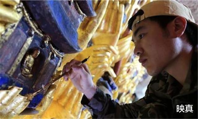 #文物#工人修复千手观音像，无意触碰机关发现碑文，完工那一天集体痛哭