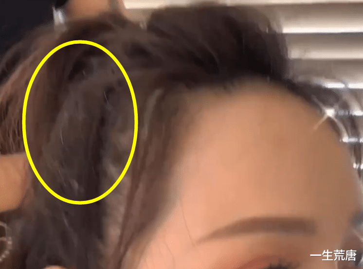 伊能静|伊能静后台化妆，做发型时侧面白头发明显，52岁状态藏不住了