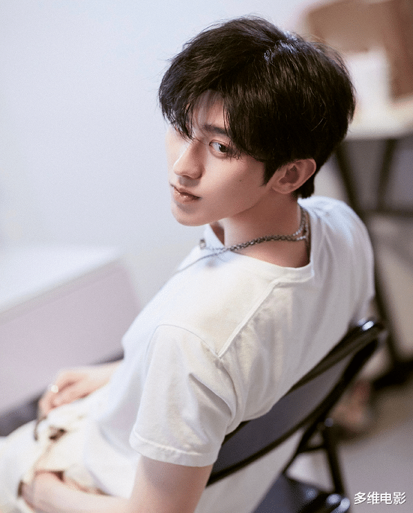 「关晓彤」关晓彤有多自信？《奔跑吧8》统一服装，唯独关晓彤穿成了高级款