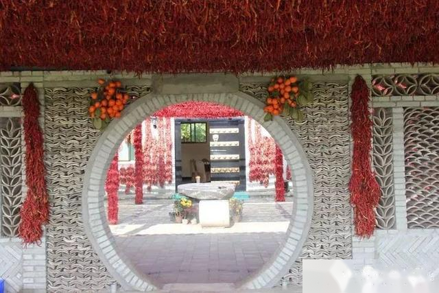 实拍：兴平渭水边，挂满红辣椒的庭院...