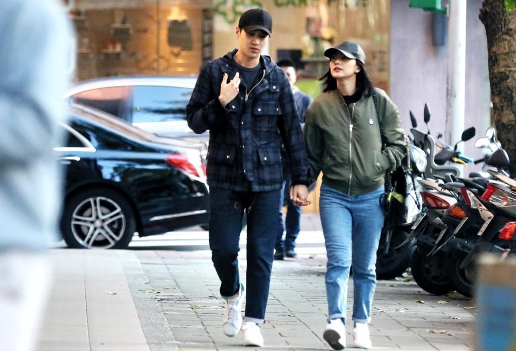 [高圆圆]赵又廷抱女儿现身爸爸力十足，高圆圆身材发福肚子微隆