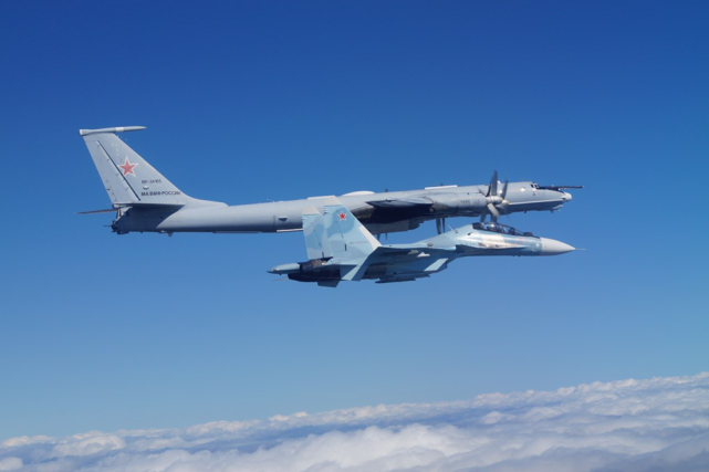 「F-35」对美反击开始！大国军机突破F22和F35拦截，到美国门口巡航10小时