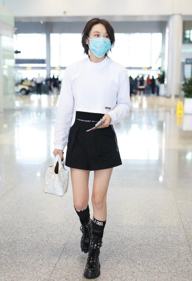 【发型】张馨予剪短发太好看了,穿着蓝衬衫搭配绿领带,个性独特超帅气