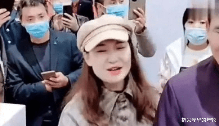 朱之文|大衣哥首次带儿媳外出商演，陈亚男全程紧挽公公胳膊，心情大好