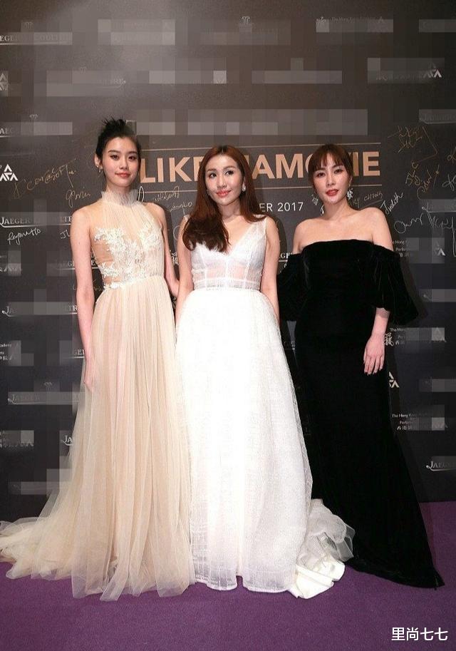 「奚梦瑶」奚梦瑶携手何猷君姐姐亮相活动,同穿薄纱公主裙,气质大不同