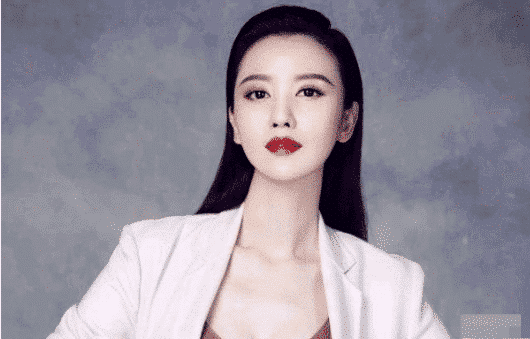 「张萌」“最美虞姬”到底有多撩人？大胆挑战“青花瓷”装，这才是39岁该有的样子！