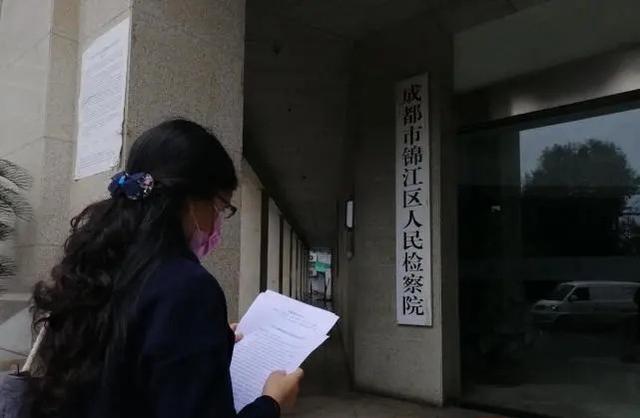 时间要闻|男版\＂谭明明\＂？成都一玛莎拉蒂撞死教师，死者妻子1举动太心酸