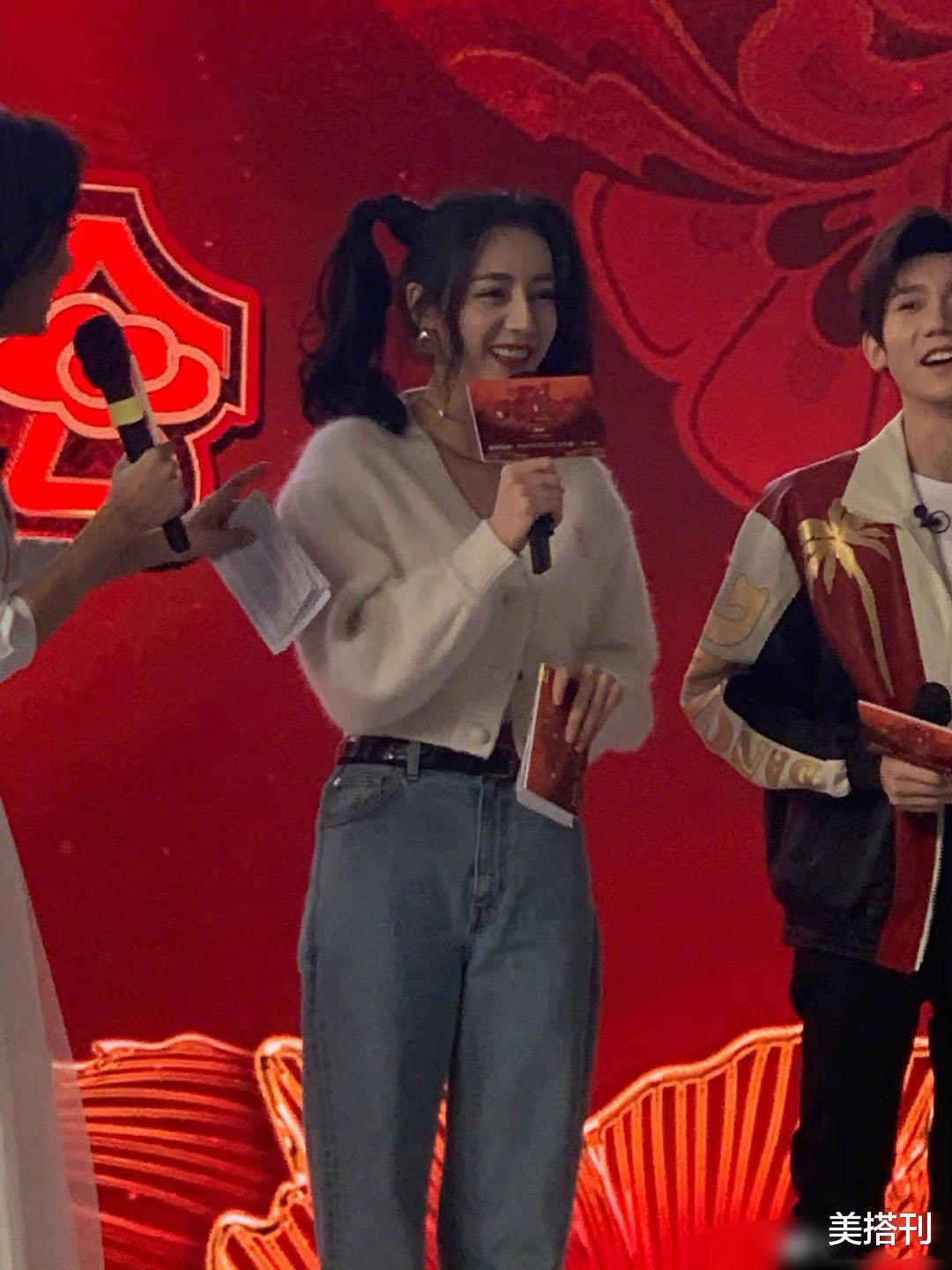 迪丽热巴|热巴双马尾上热搜，白毛衣配牛仔裤元气可爱，意外曝光王源身高？