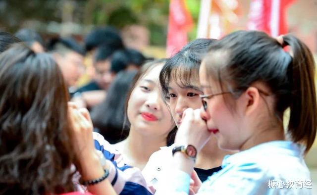 大学|考生顺利考上二本大学，看到学费清单，父母左右为难