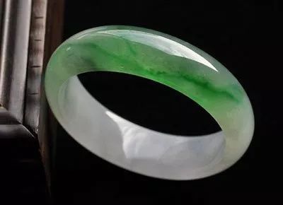 翡翠▲2000元入手的翡翠原石切涨成收藏级别翡翠！赚！