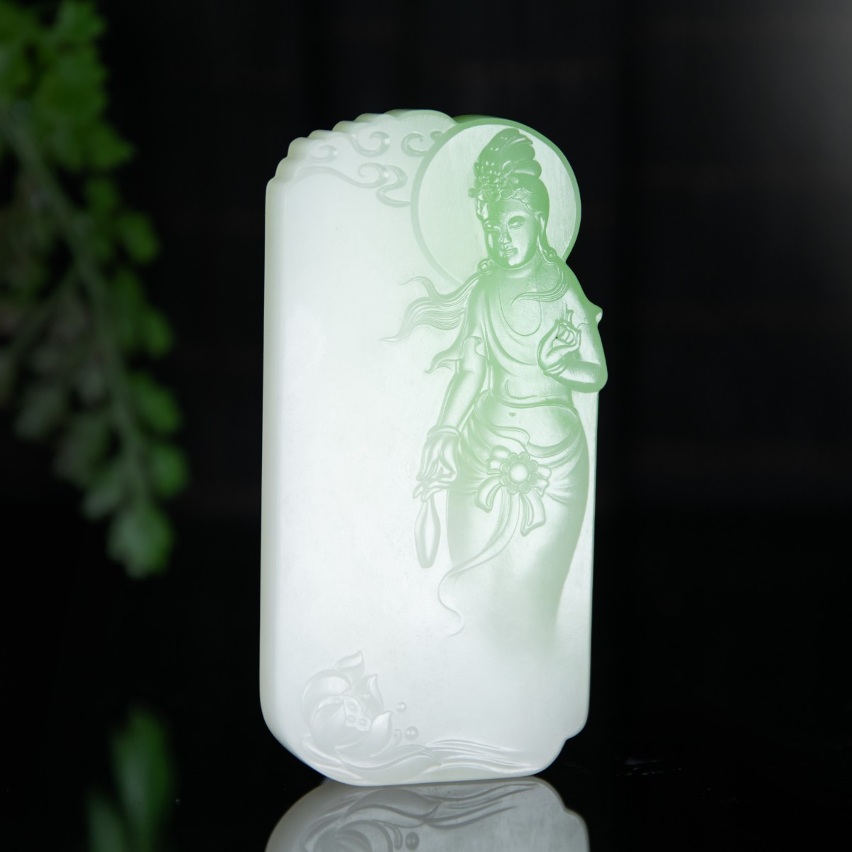 |白玉带翠价格翻倍，这种带翠料可与翡翠比美