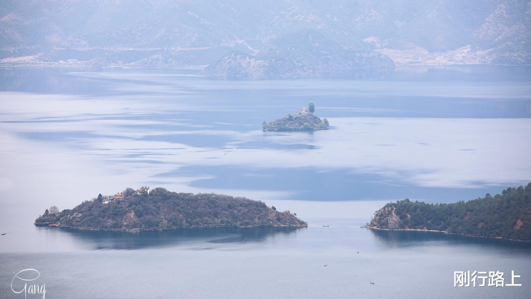 「泸沽湖」拍摄泸沽湖全景的最佳位置，原来是位于公路旁边的一个观景台