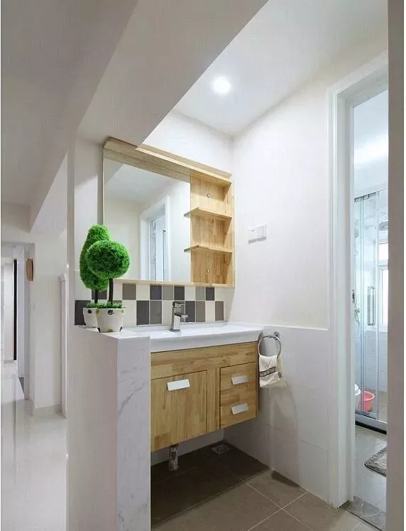 ▲浴室镜你选怎么的？小户型当然要用带收纳的，非常实用