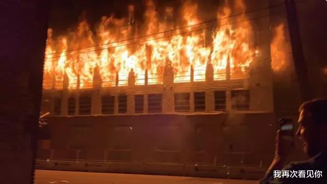 『美国』美国突发大规模暴动！万人洗劫全城 纵火烧楼 市民当街惨死