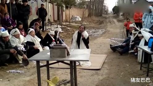 『唢呐』侄孙女婿去参加葬礼，遇巧立名目项目，坦言这不是明摆着要钱吗？