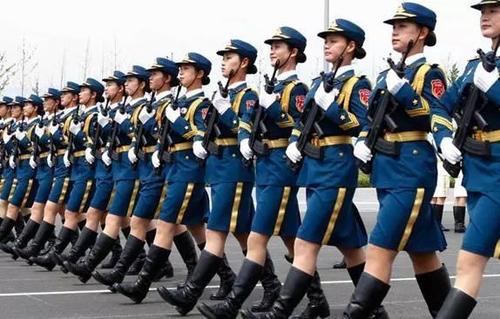【】参与国庆阅兵的女兵们，为啥都是筒靴配丝袜？真的只是为了好看？