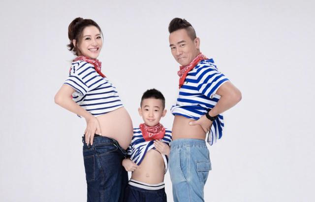 #陈小春#陈小春挺逗！二胎儿子正面照晒成表情包，哥哥也没逃过老爸的魔拍