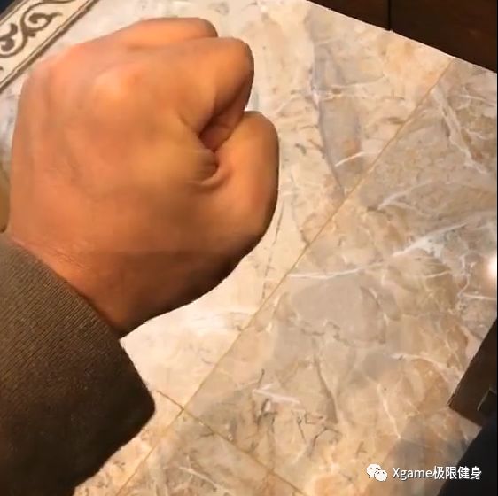 鹿晨辉:鹿晨辉哑铃划船80公斤做组,什么水平?