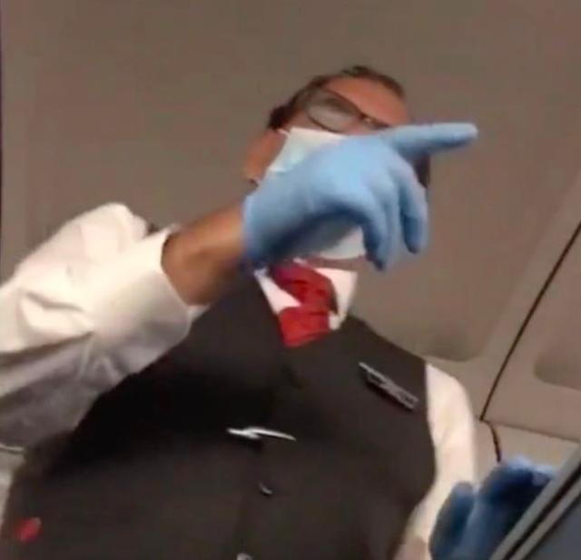 英国英鸟|外国小伙倚靠飞机窗睡着，醒来发现窗户破了竟还飞，吓得魂飞魄散