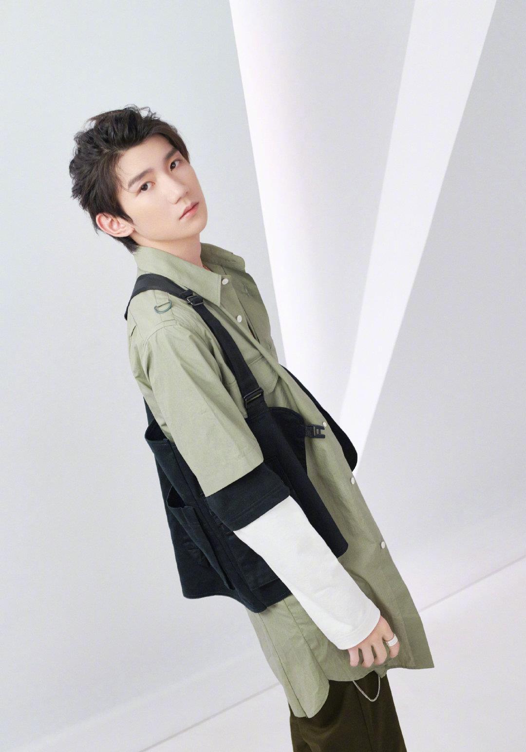 王源|王源新歌MV上线，印花衬衫叠穿T恤出镜，邻家少年形象太清新