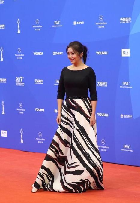 『穿衣搭配』52岁的江珊真不服老，紧身上衣显胖圆领，搭配上马尾麻花辫很亮眼