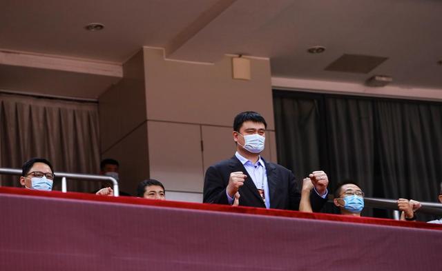 「姚明」上午11点，CBA开战，全场向英雄致敬！姚明主席戴口罩，现场督战