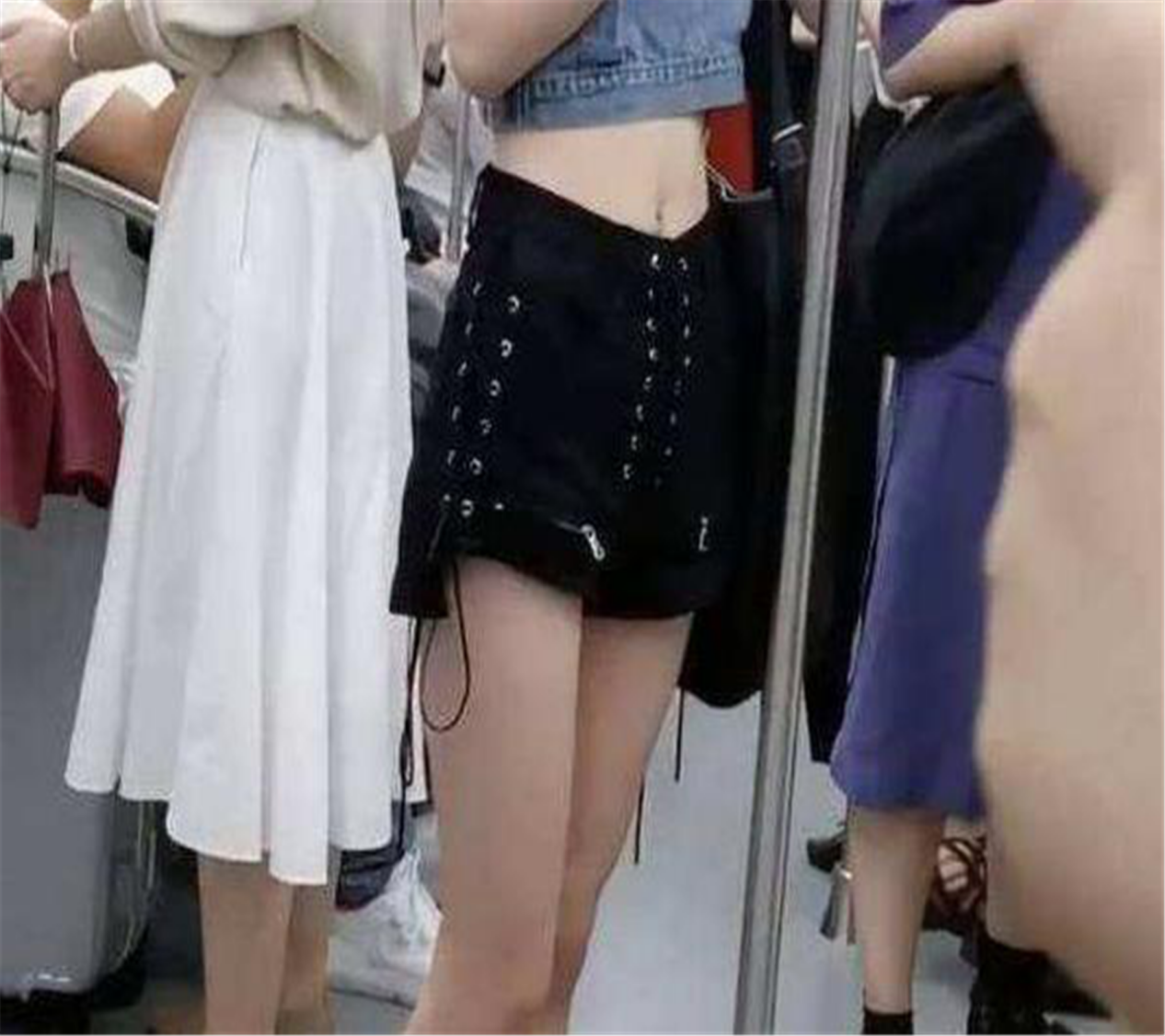 ▲穿吊带坐地铁被拦，老师纹身辞退，比基尼女加油叫停！她们有错吗