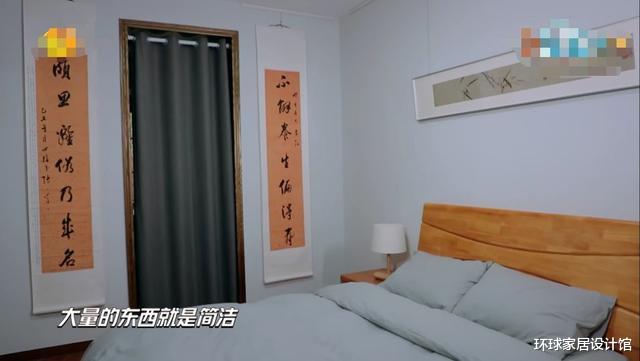 『汪涵』汪涵首曝家中字画挂满墙，住房龄20年旧家属区，与何炅家风格迥异