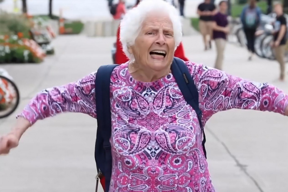 『美国』美国奶奶来中国探望孙子,看到这一幕后急了:中国人都这样?