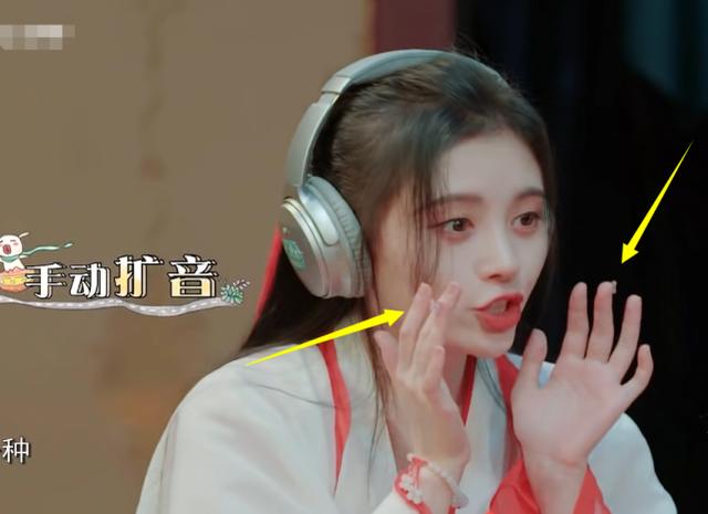 鞠婧祎|鞠婧祎玩游戏不忘秀美甲，杨迪看不下去模仿她，眼神满是讽刺
