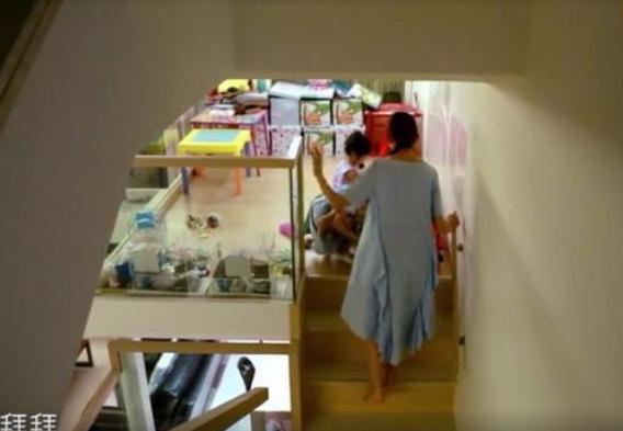 宿舍|参观蔡少芬在香港的家,女儿卧室像学校宿舍,两张双层床紧挨着放