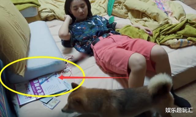 张子枫|张子枫起床画面被拍，床头的东西意外抢镜，网友：你可才成年？