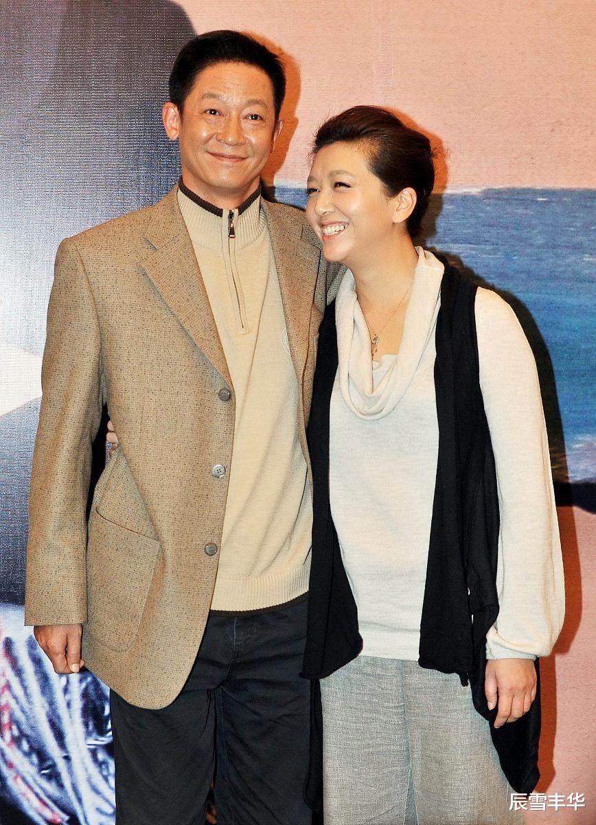 穿衣搭配|江珊穿衣不走寻常路，大红“连体裤”配黑西装，梳酒红短发真精致