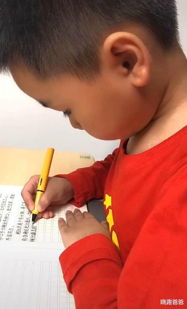 高考作文|高考作文一出，妈妈也让8岁儿子写了一篇，网友看后：关键是字漂亮