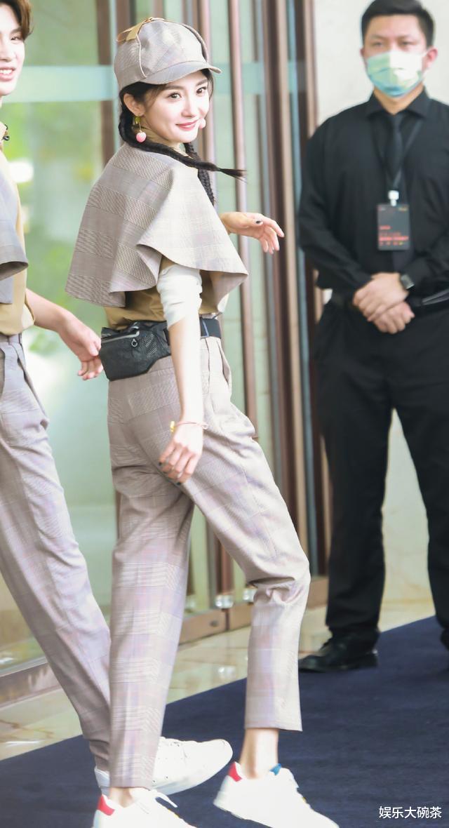 杨幂@这个杨幂也太活力了,扎双马尾辫身穿斗篷工装,回眸一笑又甜又美