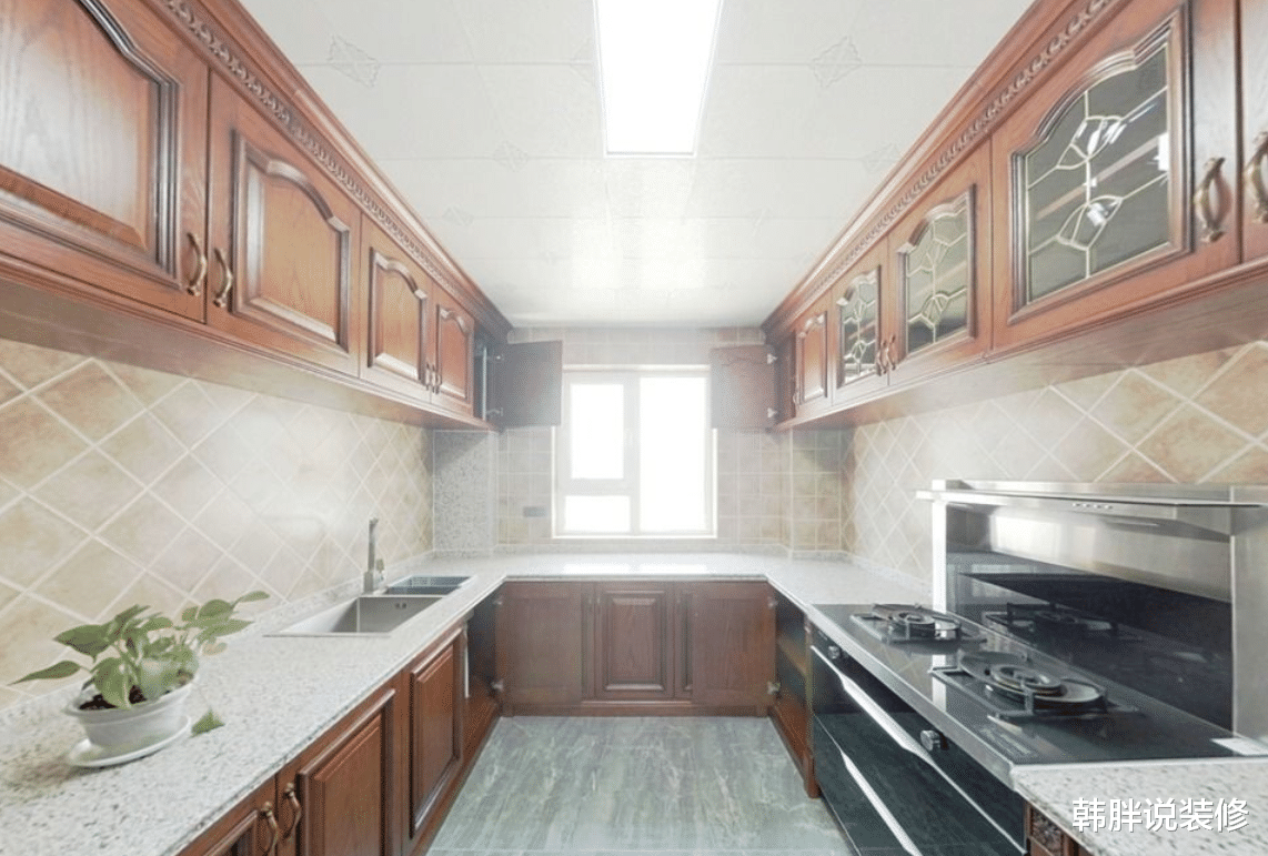 |135㎡简欧三居室，阳台打通并且装上落地窗，杂物房改成衣帽间