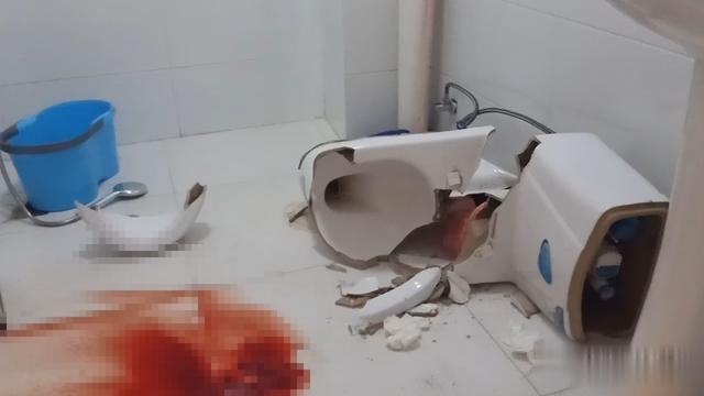 职场故事|女子正上厕所，马桶却突然爆裂……