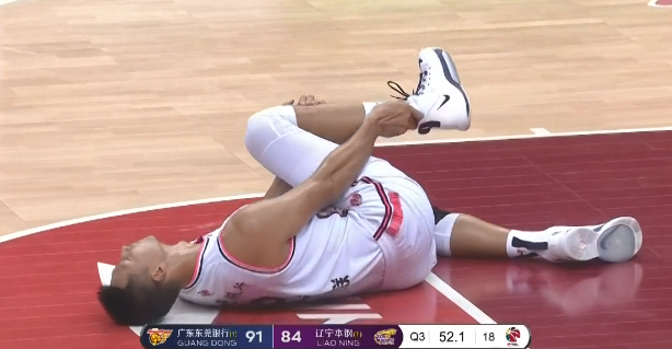 吴亦凡|易建联重伤离场时看向比分牌，多角度回放受伤瞬间，女球迷哭了