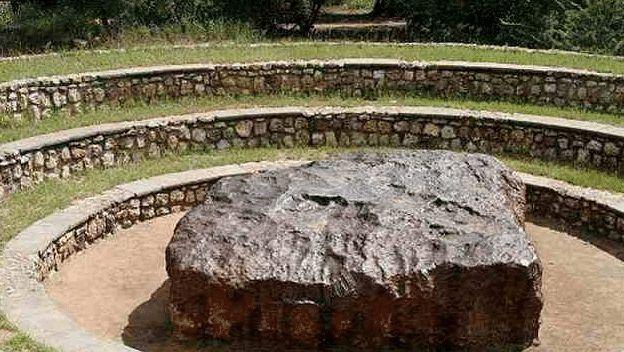 「陨石」地球上已知最大的铁陨石，百年前就已被发现，但至今仍留在原地